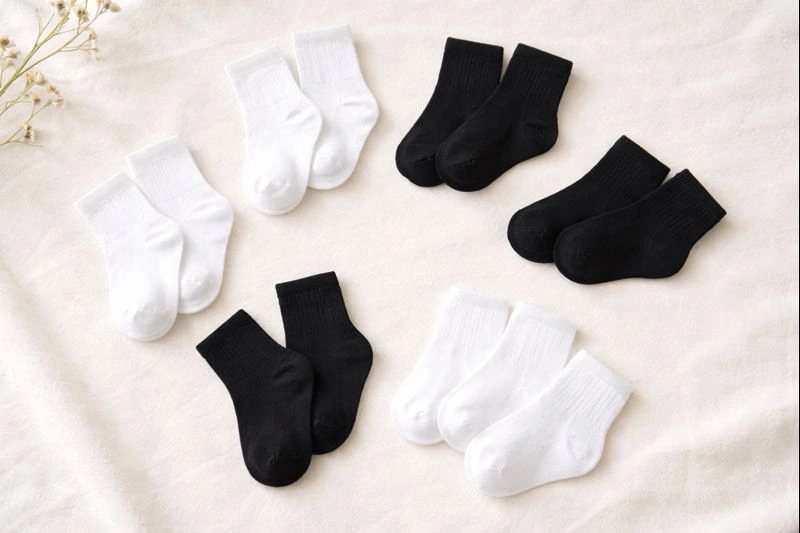 جوراب ساده بچگانه سفید و مشکی مناسب استفاده روزمره
