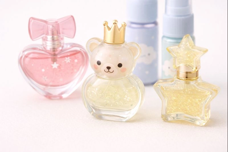 لوازم جانبی کودکان از جمله بطری‌های عطر و اسپری که به طور مرتب چیده شده‌اند